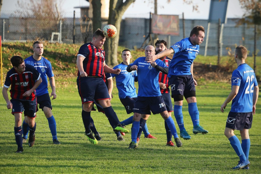 Podsumowanie klasy A. KS Skarbimierz wygrał mecz na szczycie, będzie liderem? [GALERIA z meczu Pogoń Łosiów - KS Kruszyna-Prędocin]