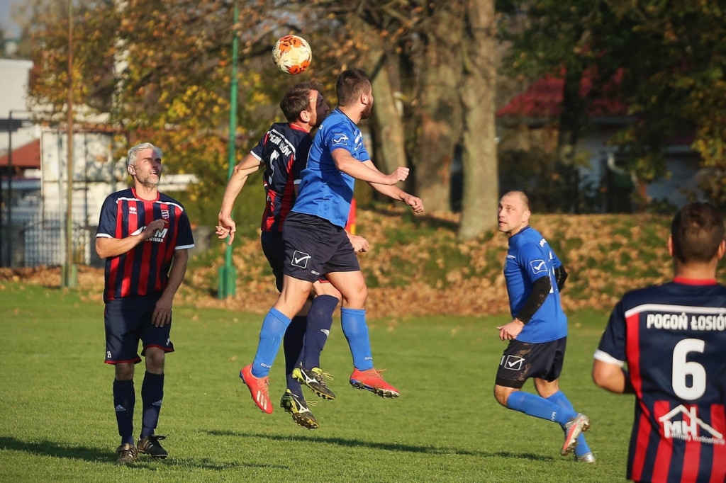 Podsumowanie klasy A. KS Skarbimierz wygrał mecz na szczycie, będzie liderem? [GALERIA z meczu Pogoń Łosiów - KS Kruszyna-Prędocin]