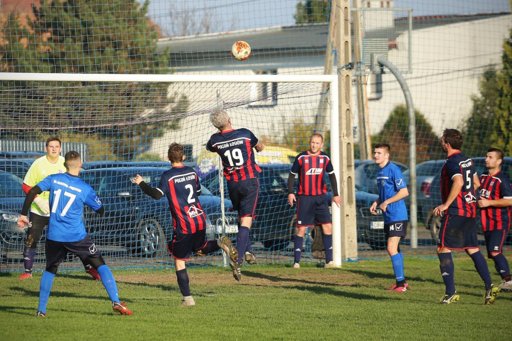 Podsumowanie klasy A. KS Skarbimierz wygrał mecz na szczycie, będzie liderem? [GALERIA z meczu Pogoń Łosiów - KS Kruszyna-Prędocin]