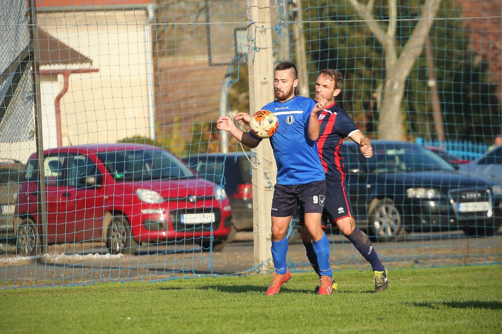 Podsumowanie klasy A. KS Skarbimierz wygrał mecz na szczycie, będzie liderem? [GALERIA z meczu Pogoń Łosiów - KS Kruszyna-Prędocin]