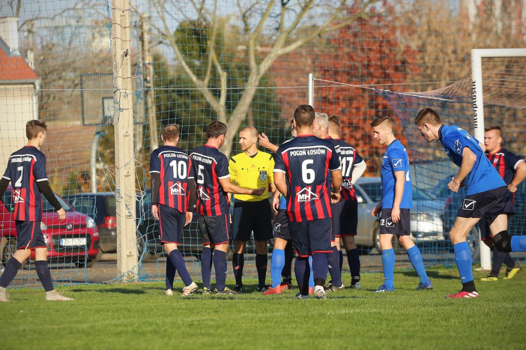 Podsumowanie klasy A. KS Skarbimierz wygrał mecz na szczycie, będzie liderem? [GALERIA z meczu Pogoń Łosiów - KS Kruszyna-Prędocin]