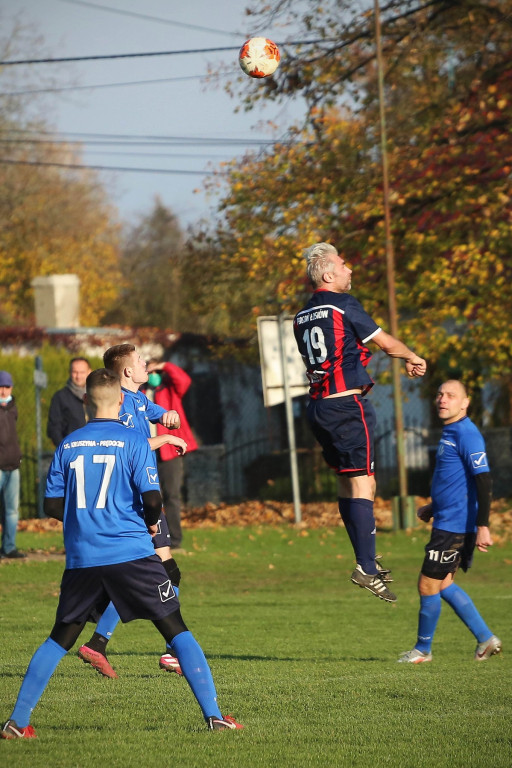 Podsumowanie klasy A. KS Skarbimierz wygrał mecz na szczycie, będzie liderem? [GALERIA z meczu Pogoń Łosiów - KS Kruszyna-Prędocin]