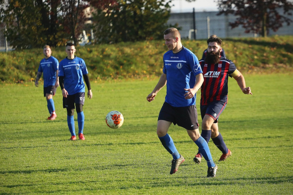 Podsumowanie klasy A. KS Skarbimierz wygrał mecz na szczycie, będzie liderem? [GALERIA z meczu Pogoń Łosiów - KS Kruszyna-Prędocin]