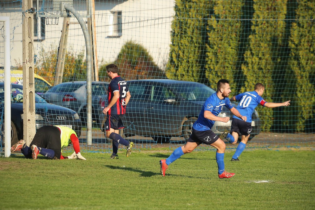 Podsumowanie klasy A. KS Skarbimierz wygrał mecz na szczycie, będzie liderem? [GALERIA z meczu Pogoń Łosiów - KS Kruszyna-Prędocin]