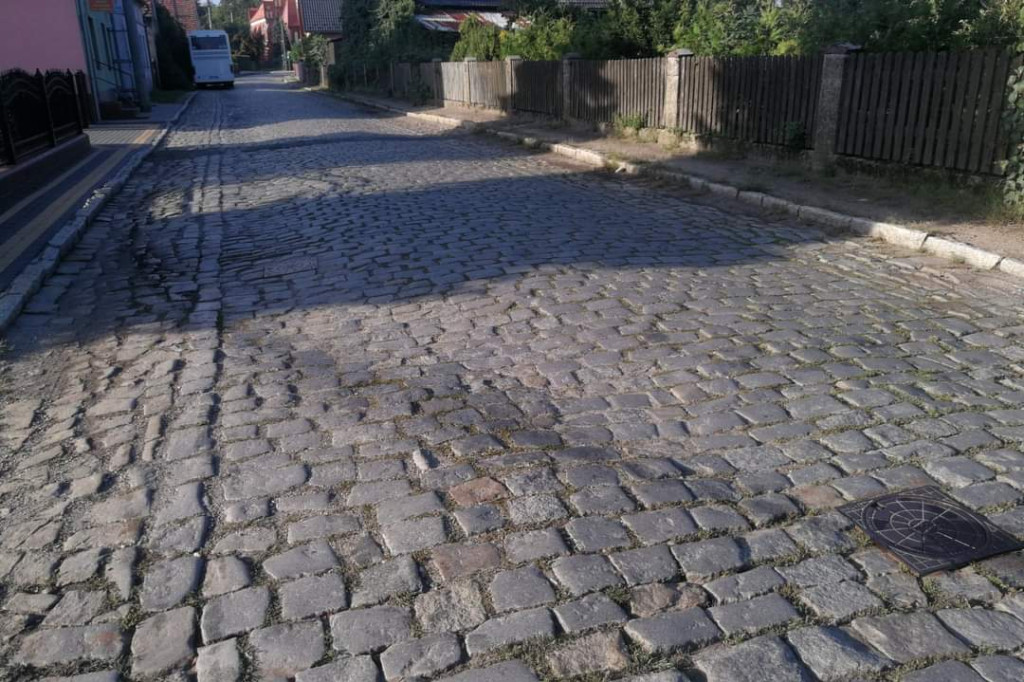 Kierowcy na drodze powiatowej uszkadzają auta. Jest szansa na jej remont