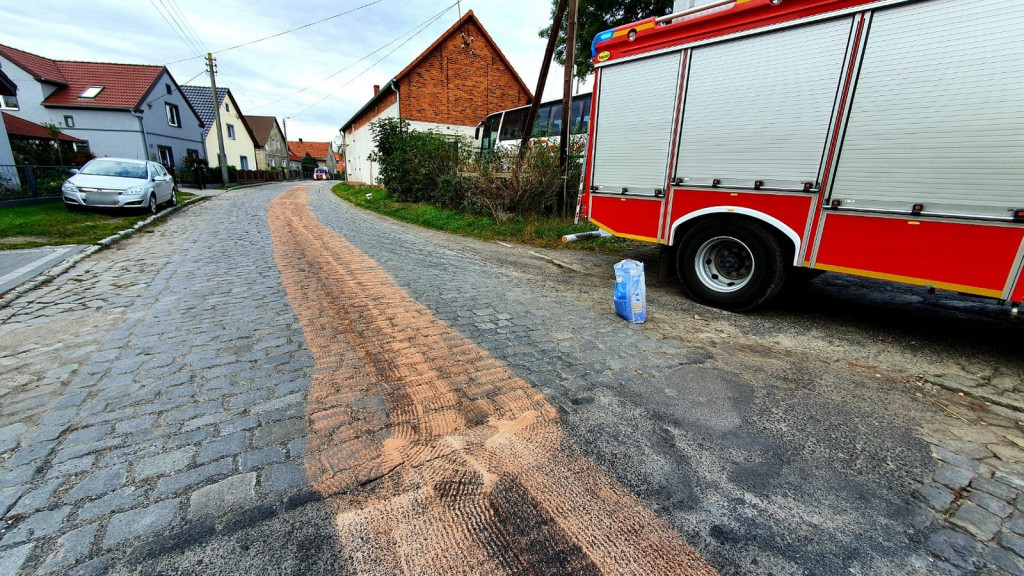 Kierowcy na drodze powiatowej uszkadzają auta. Jest szansa na jej remont