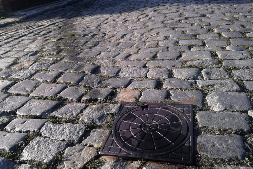 Kierowcy na drodze powiatowej uszkadzają auta. Jest szansa na jej remont