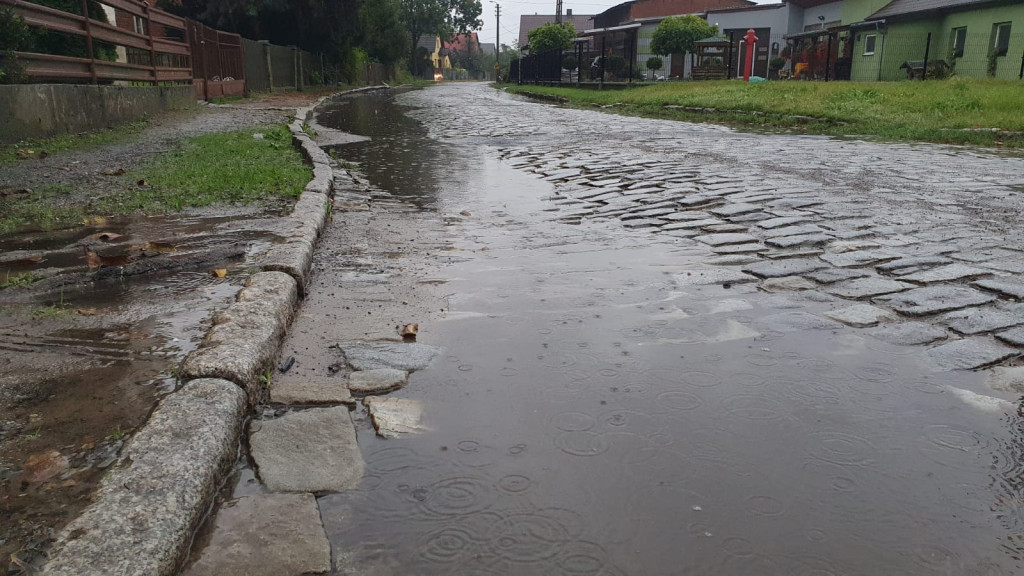 Kierowcy na drodze powiatowej uszkadzają auta. Jest szansa na jej remont