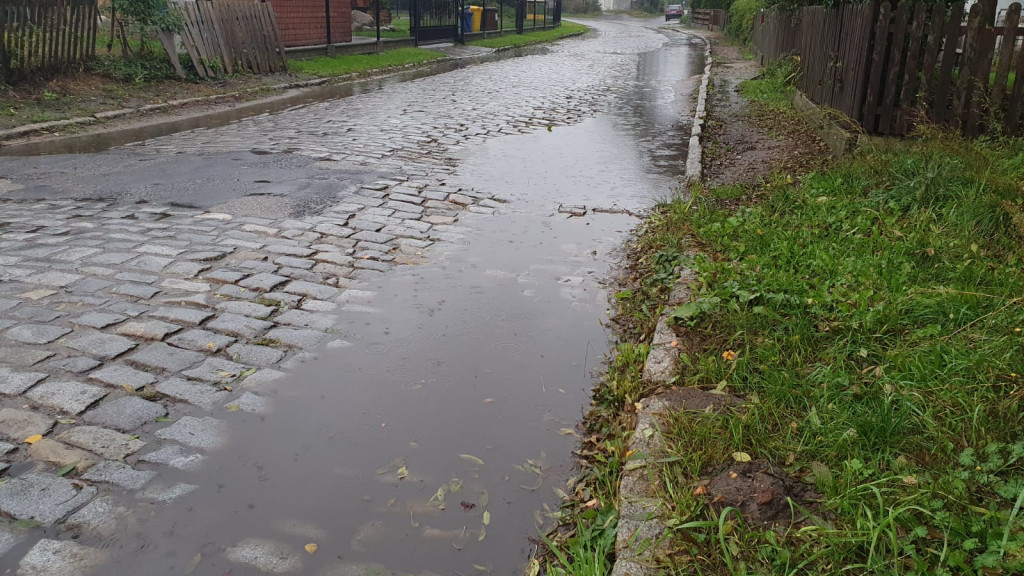 Kierowcy na drodze powiatowej uszkadzają auta. Jest szansa na jej remont