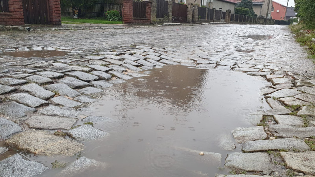 Kierowcy na drodze powiatowej uszkadzają auta. Jest szansa na jej remont