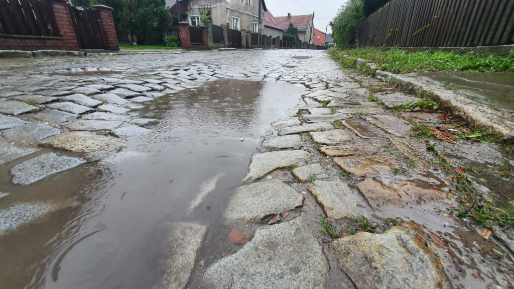 Kierowcy na drodze powiatowej uszkadzają auta. Jest szansa na jej remont