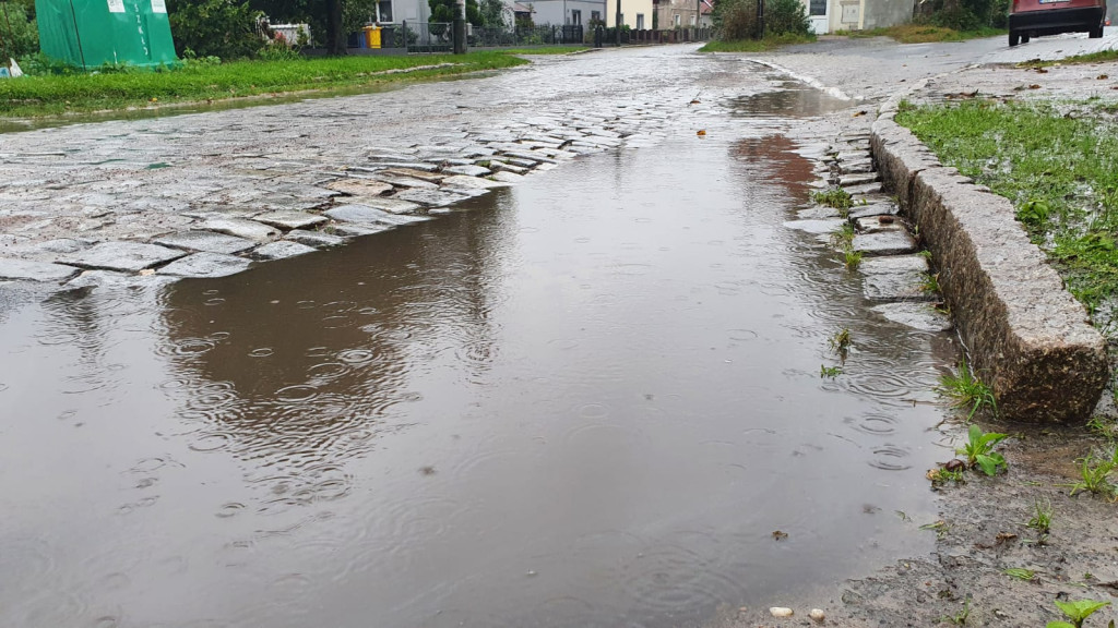 Kierowcy na drodze powiatowej uszkadzają auta. Jest szansa na jej remont