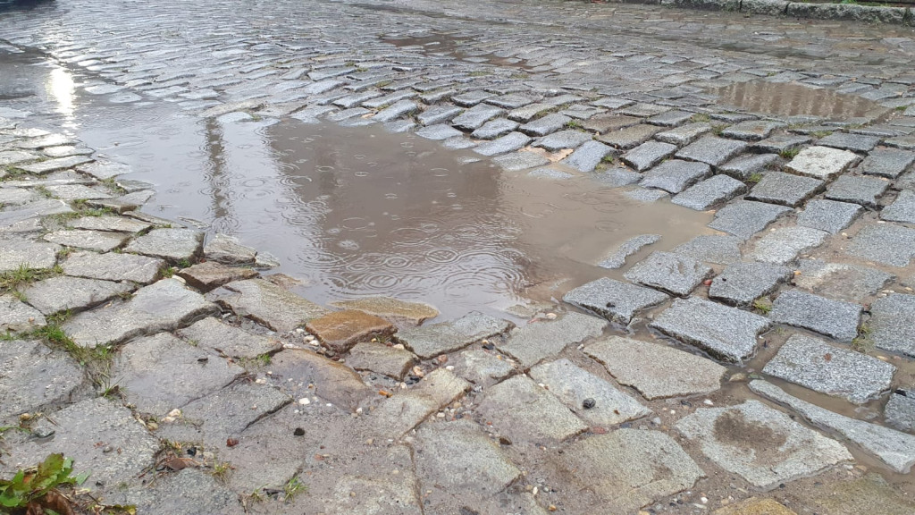 Kierowcy na drodze powiatowej uszkadzają auta. Jest szansa na jej remont