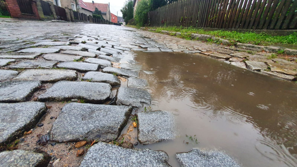 Kierowcy na drodze powiatowej uszkadzają auta. Jest szansa na jej remont