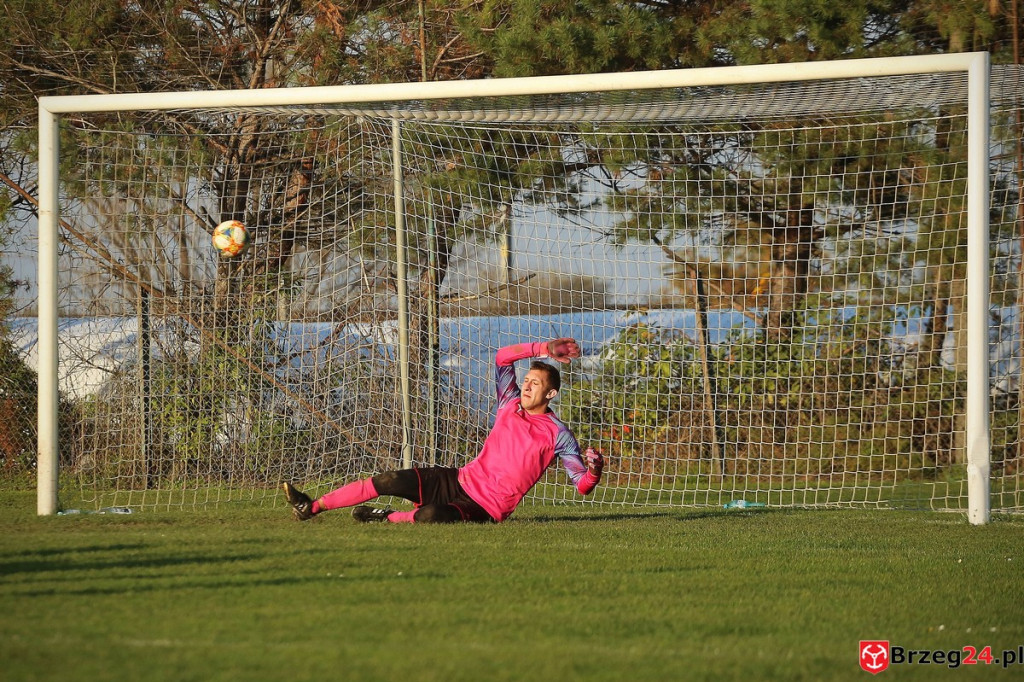 Podsumowanie klasy B. Nasze drużyny rozegrały przedostatnią jesienną kolejkę [GALERIA  z meczu Olimpia II Lewin Brzeski - KS Łukowice Brzeskie]