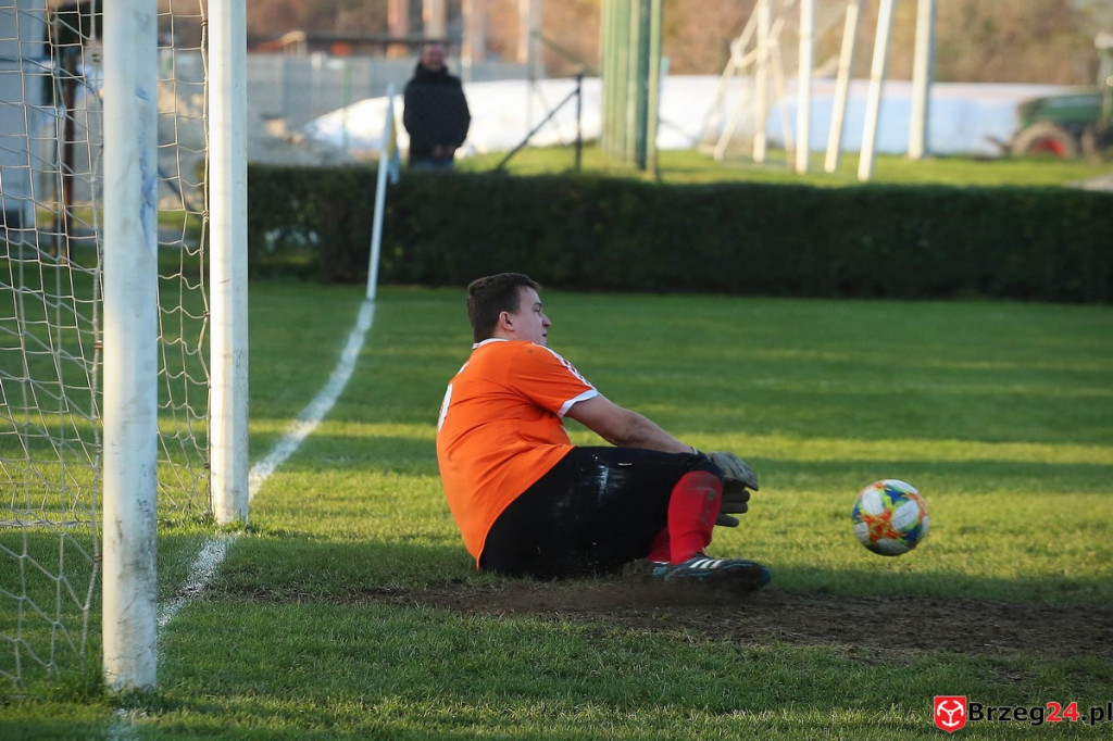 Podsumowanie klasy B. Nasze drużyny rozegrały przedostatnią jesienną kolejkę [GALERIA  z meczu Olimpia II Lewin Brzeski - KS Łukowice Brzeskie]