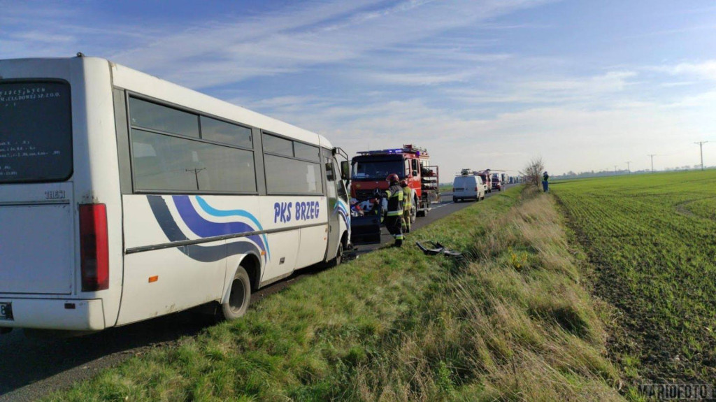 Czołowe zderzenie osobówki z autobusem. Po poszkodowanego przyleciał śmigłowiec LPR