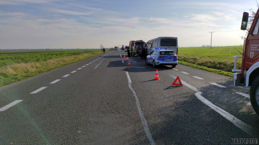 Czołowe zderzenie osobówki z autobusem. Po poszkodowanego przyleciał śmigłowiec LPR