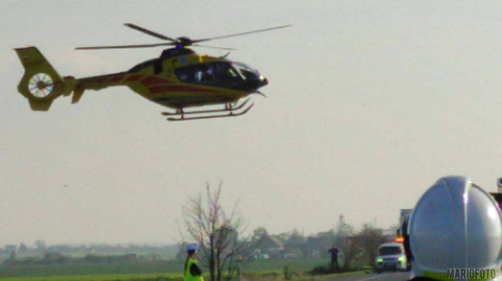 Czołowe zderzenie osobówki z autobusem. Po poszkodowanego przyleciał śmigłowiec LPR