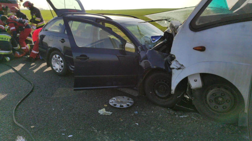 Czołowe zderzenie osobówki z autobusem. Po poszkodowanego przyleciał śmigłowiec LPR
