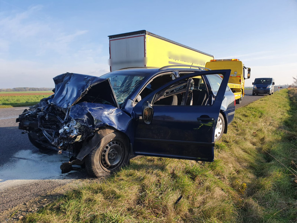 Czołowe zderzenie osobówki z autobusem. Po poszkodowanego przyleciał śmigłowiec LPR