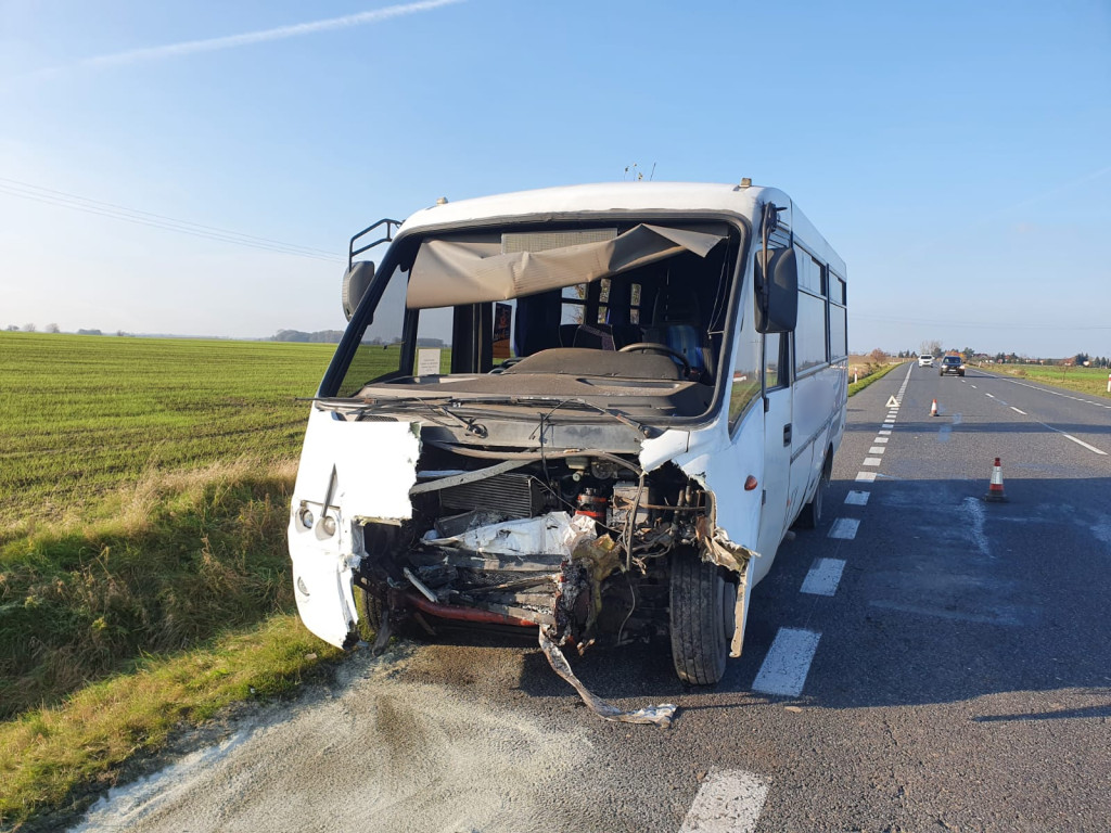 Czołowe zderzenie osobówki z autobusem. Po poszkodowanego przyleciał śmigłowiec LPR