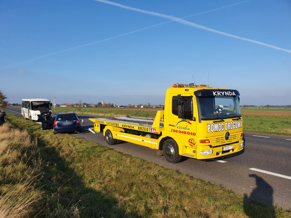Czołowe zderzenie osobówki z autobusem. Po poszkodowanego przyleciał śmigłowiec LPR