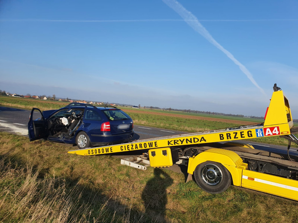 Czołowe zderzenie osobówki z autobusem. Po poszkodowanego przyleciał śmigłowiec LPR