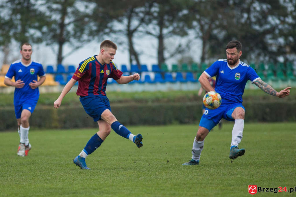 Wyrównane derby gminy Lewin Brzeski. LZS Skorogoszcz wygrał w końcówce [GALERIA]