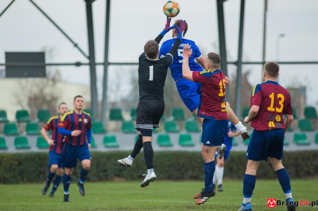 Wyrównane derby gminy Lewin Brzeski. LZS Skorogoszcz wygrał w końcówce [GALERIA]