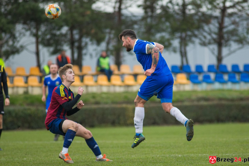 Wyrównane derby gminy Lewin Brzeski. LZS Skorogoszcz wygrał w końcówce [GALERIA]