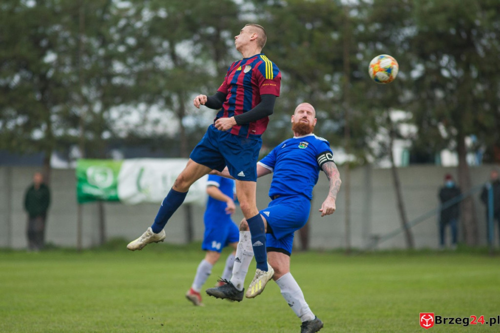 Wyrównane derby gminy Lewin Brzeski. LZS Skorogoszcz wygrał w końcówce [GALERIA]