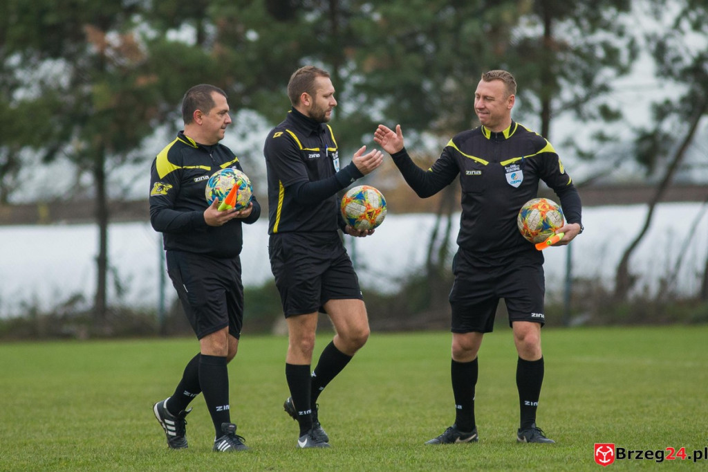Wyrównane derby gminy Lewin Brzeski. LZS Skorogoszcz wygrał w końcówce [GALERIA]