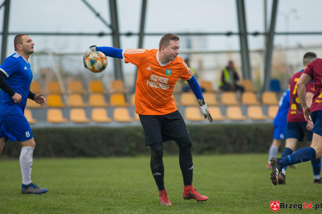 Wyrównane derby gminy Lewin Brzeski. LZS Skorogoszcz wygrał w końcówce [GALERIA]