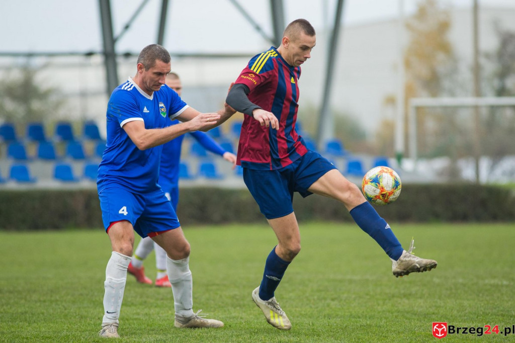 Wyrównane derby gminy Lewin Brzeski. LZS Skorogoszcz wygrał w końcówce [GALERIA]