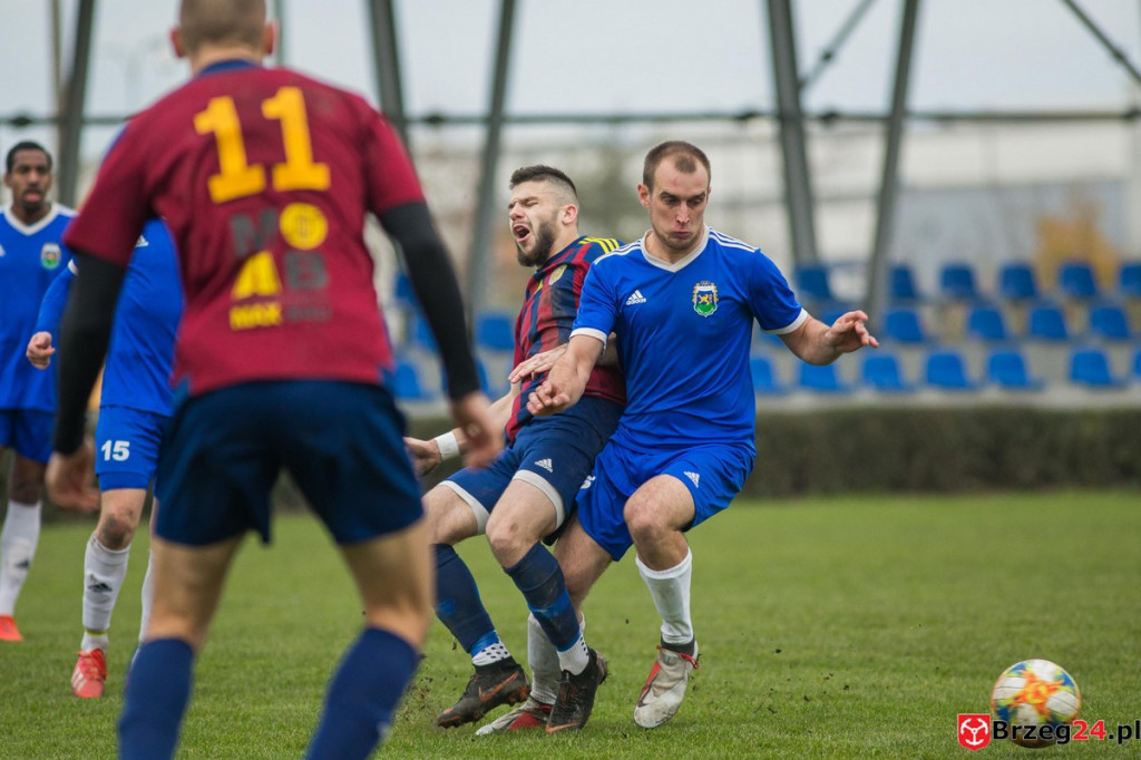 Wyrównane derby gminy Lewin Brzeski. LZS Skorogoszcz wygrał w końcówce [GALERIA]