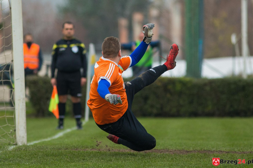 Wyrównane derby gminy Lewin Brzeski. LZS Skorogoszcz wygrał w końcówce [GALERIA]