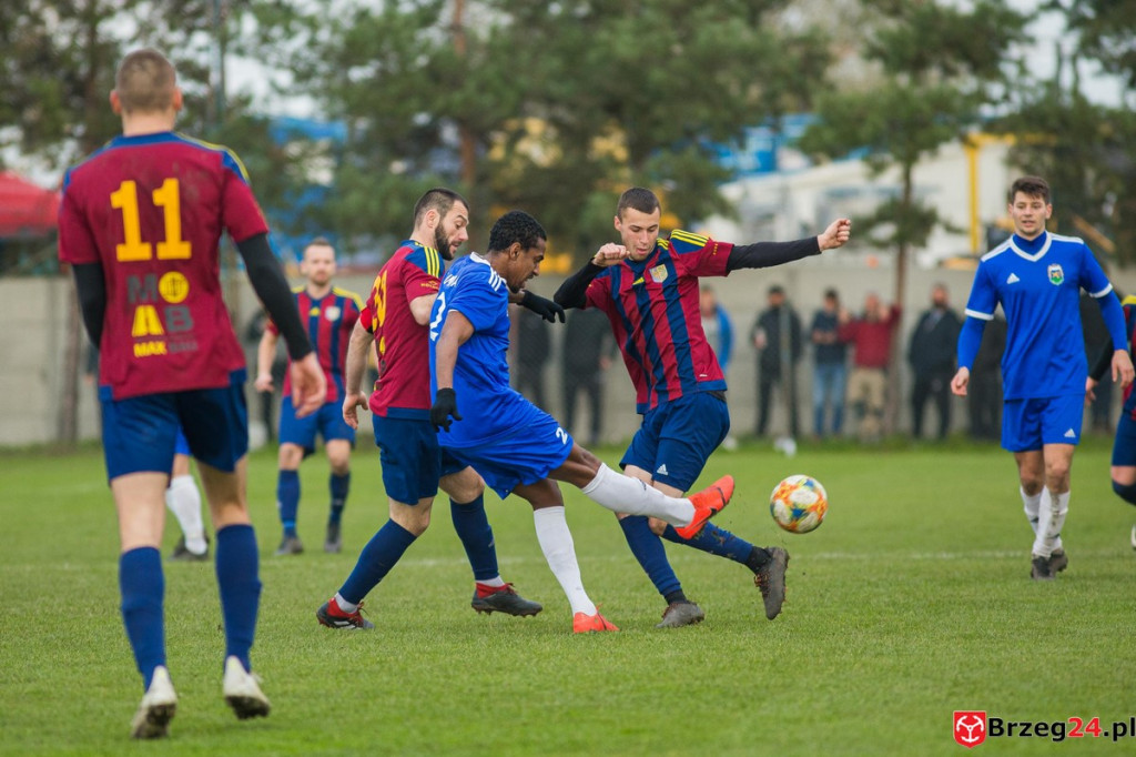 Wyrównane derby gminy Lewin Brzeski. LZS Skorogoszcz wygrał w końcówce [GALERIA]