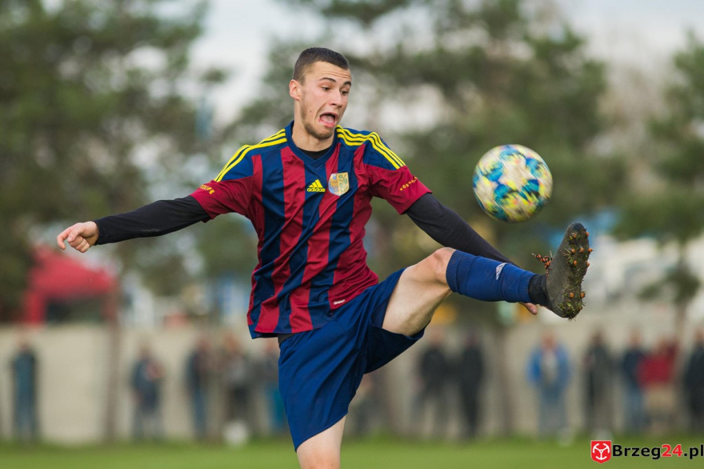 Wyrównane derby gminy Lewin Brzeski. LZS Skorogoszcz wygrał w końcówce [GALERIA]