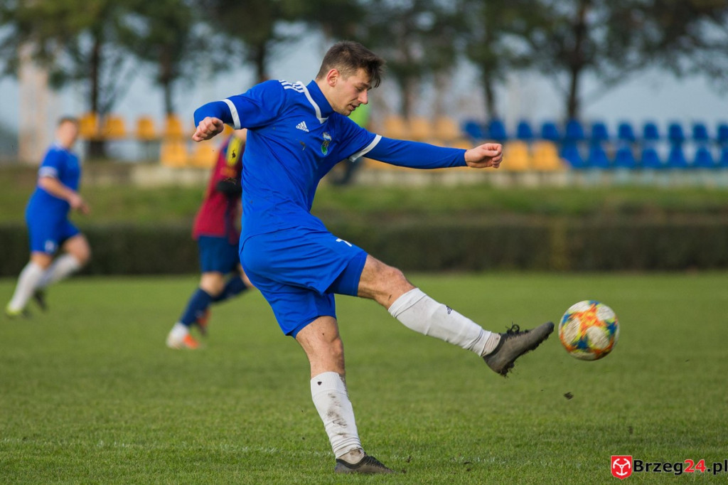 Wyrównane derby gminy Lewin Brzeski. LZS Skorogoszcz wygrał w końcówce [GALERIA]