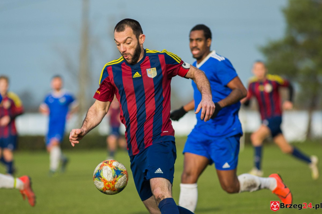 Wyrównane derby gminy Lewin Brzeski. LZS Skorogoszcz wygrał w końcówce [GALERIA]