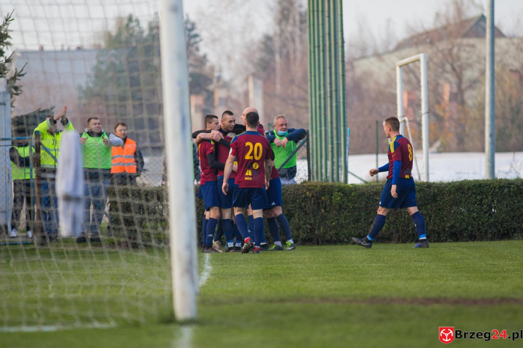 Wyrównane derby gminy Lewin Brzeski. LZS Skorogoszcz wygrał w końcówce [GALERIA]