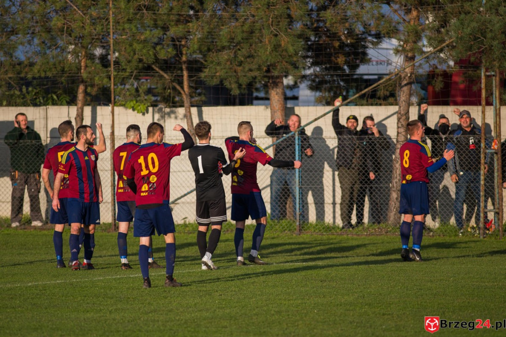 Wyrównane derby gminy Lewin Brzeski. LZS Skorogoszcz wygrał w końcówce [GALERIA]