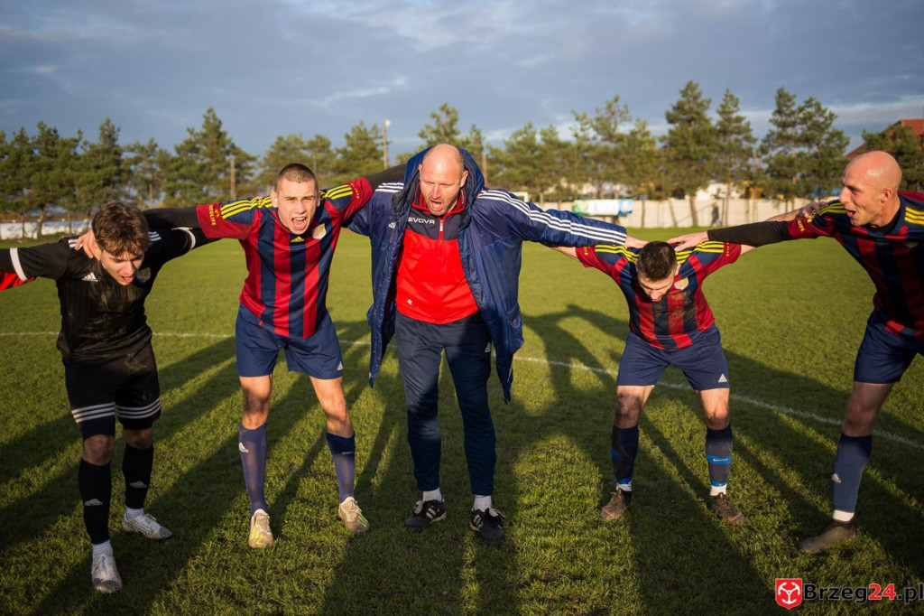 Wyrównane derby gminy Lewin Brzeski. LZS Skorogoszcz wygrał w końcówce [GALERIA]
