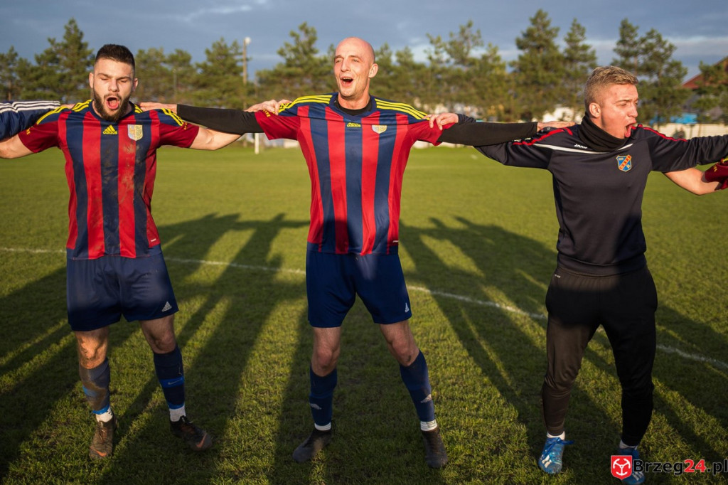 Wyrównane derby gminy Lewin Brzeski. LZS Skorogoszcz wygrał w końcówce [GALERIA]