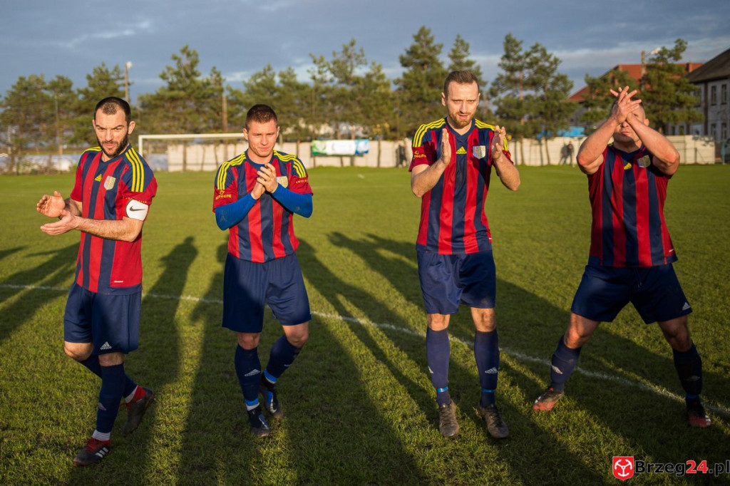 Wyrównane derby gminy Lewin Brzeski. LZS Skorogoszcz wygrał w końcówce [GALERIA]