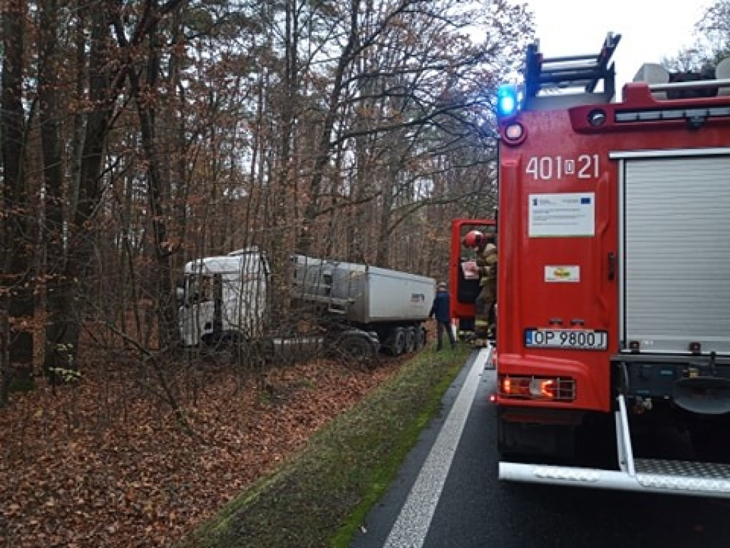 Zderzenie osobówki z ciężarówką na DK 39. Jedna osoba poszkodowana