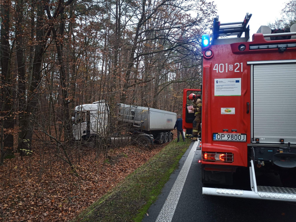 Zderzenie osobówki z ciężarówką na DK 39. Jedna osoba poszkodowana