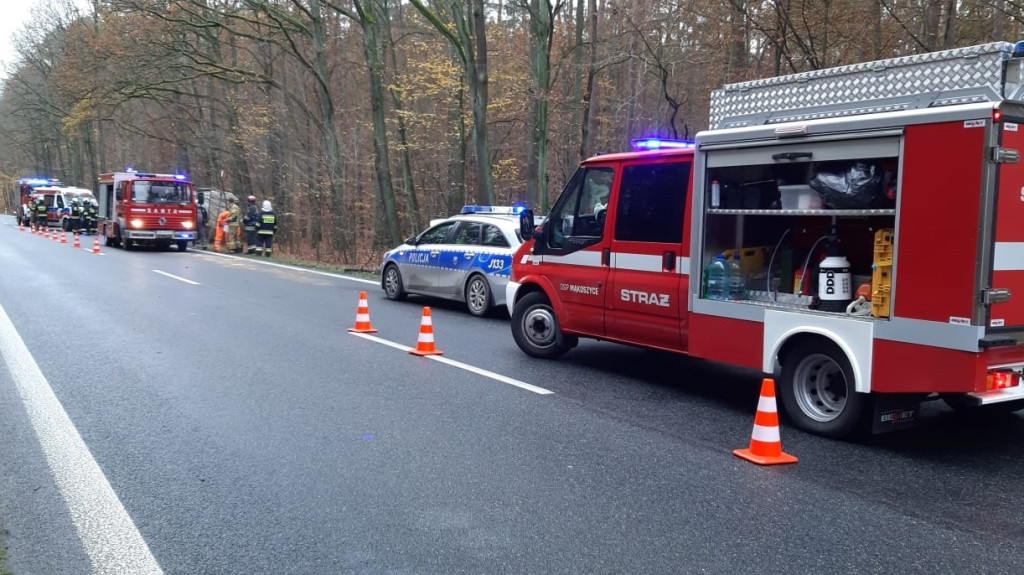 Zderzenie osobówki z ciężarówką na DK 39. Jedna osoba poszkodowana