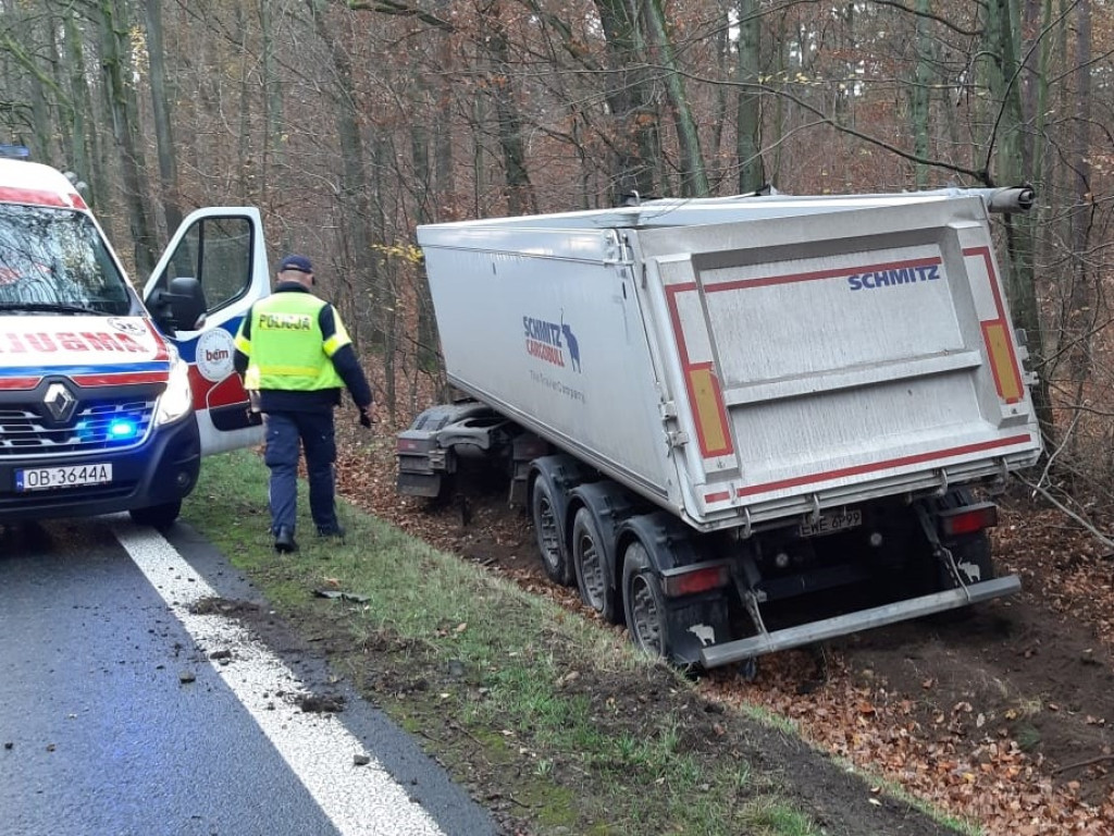 Zderzenie osobówki z ciężarówką na DK 39. Jedna osoba poszkodowana